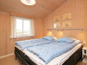 2 bedrooms, individually furnished - 4 Person Holiday Home in Blavand (Blavand)