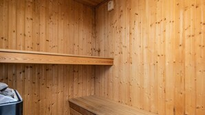 Puisesta laudelavasta ja lattialaudasta koostuva sauna.