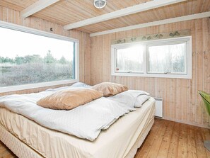 4 bedrooms, cribs/infant beds