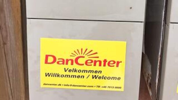 A welcome sign with the text 'DanCenter Willkommen / Welcome' and contact information.