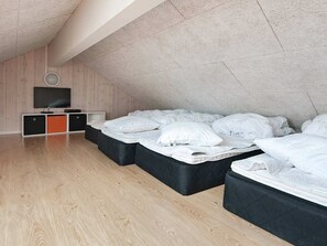 8 bedrooms, cribs/infant beds