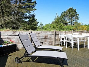 Balcony - Spacious Holiday Home in Blavand with Hot Tub (Blavand)