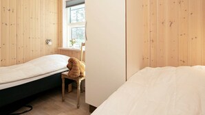 4 bedrooms, cribs/infant beds - Modern Holiday Home in Albaek With Terrace (Aalbaek)