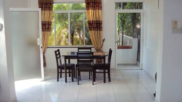 Rumah, 2 kamar tidur, Boleh Merokok, teras | Area keluarga | Buku