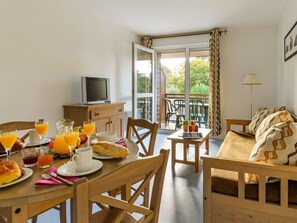 Dining - Lovely apartment for 6 people with WIFI, pool, TV, terrace and pets allowed (Saint-briac-sur-mer)