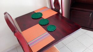 Appartement, 2 chambres, fumeurs, balcon | Restauration