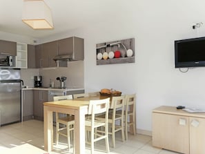 Microwave, oven, dishwasher, toaster - Cosy apartment for 6 guests with WIFI, pool, TV, terrace and pets allowed (Le Carquois)