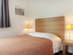 2 bedrooms, travel cot, WiFi, bed sheets