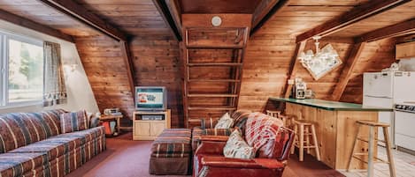 Cabin, 2 Bedrooms, Terrace, Mountain View | Living room