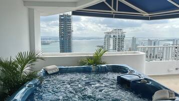 Apartment, 3 Bedrooms, Accessible, Smoking | Outdoor spa tub