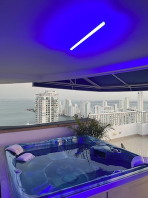 Apartment, 3 Bedrooms, Accessible, Smoking | Outdoor spa tub