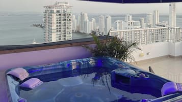 Apartment, 3 Bedrooms, Accessible, Smoking | Outdoor spa tub