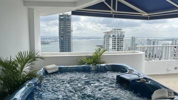 Apartment, 3 Bedrooms, Accessible, Smoking | Spa