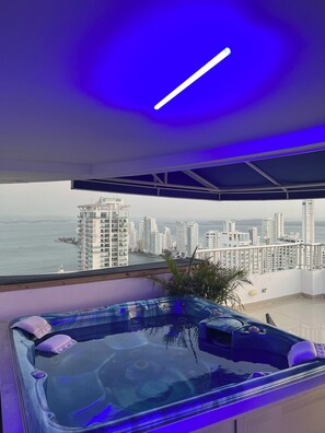 Apartment, 3 Bedrooms, Accessible, Smoking | Outdoor spa tub