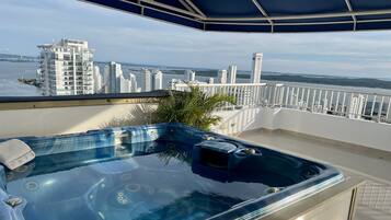 Apartment, 3 Bedrooms, Accessible, Smoking | Bathroom amenities