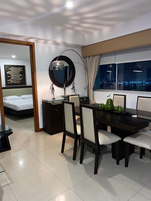 Apartamento, 3 quartos, acessível, para fumantes | Sala de jantar