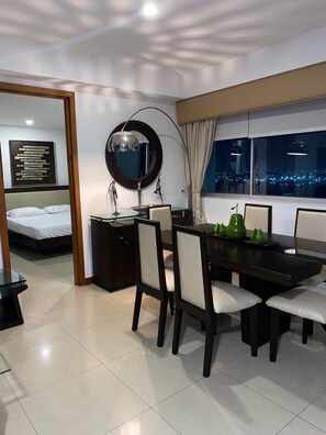 Apartment, 3 Bedrooms, Accessible, Smoking | Dining room - Palmetto Suite Superior 3901 (Cartagena)