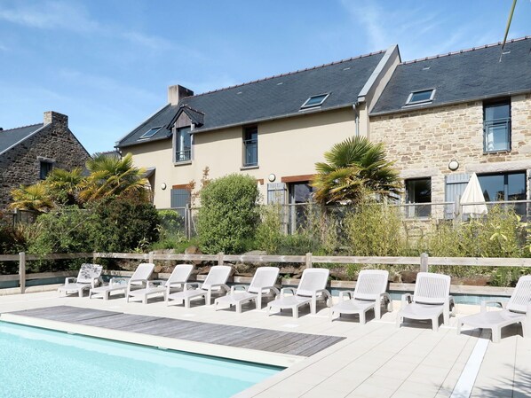 A poolside area with lounge chairs and a swimming pool. - Beautiful apartment for 4 people with WIFI, pool, TV, terrace and pets allowed (La Houle)