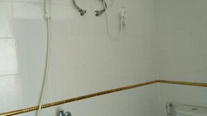 Căn hộ, 1 phòng ngủ, hiên | Phòng tắm | Đồ dùng nhà tắm miễn phí, khăn tắm, dầu gội 