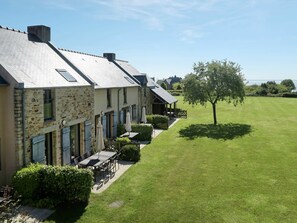 Outdoor dining - Beautiful apartment for 8 people with pool, WIFI, TV, terrace and pets allowed (La Houle)