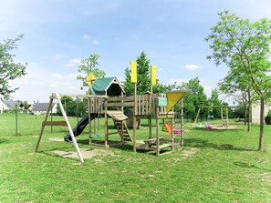 A playground with a wooden climbing structure, slides, and swings. - Nice apartment in villa for 4 guests with WIFI, pool, TV, terrace and pets allowed (Azay-le-rideau)