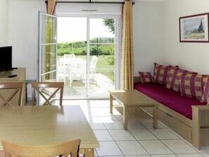 TV - Lovely apartment in villa for 6 guests with WIFI, pool, TV, terrace and pets allowed (Azay-le-rideau)