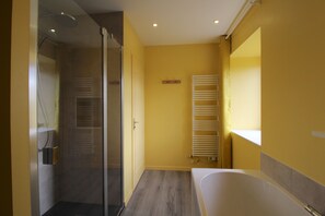 Badewanne, Haartrockner, Handtücher, Toilettenpapier