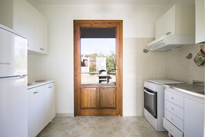 Kühlschrank, Ofen, Herdplatte, Wasserkocher