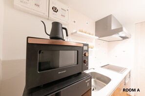 Jääkaappi, mikroaaltouuni, liesi, keittoastiat/astiat/ruokailuvälineet