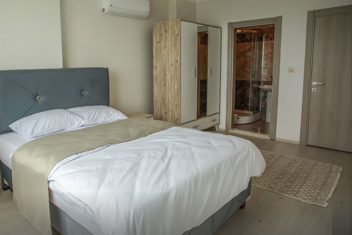 2 bedrooms, desk, blackout curtains, soundproofing