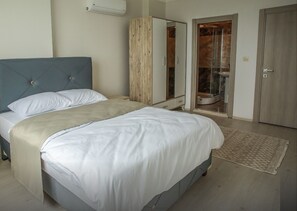 Desk, blackout drapes, soundproofing, iron/ironing board - Bikka Suite & Otel (Trabzon)