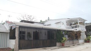 A two-story house with a balcony on the second floor. - Room-green Sea Inn Villa Helen Kilometer (San Andrés)