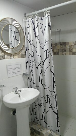 Bathroom - Hostal Arboleda, Colonial Zone, Santo Domingo (Santo Domingo)