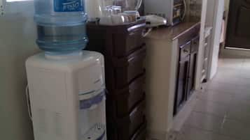 Stovetop, coffee/tea maker, cookware/dishes/utensils