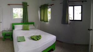 A bedroom with a green bed frame, white bedding, and green curtains. - Hostal Arboleda, Colonial Zone, Santo Domingo (Santo Domingo)