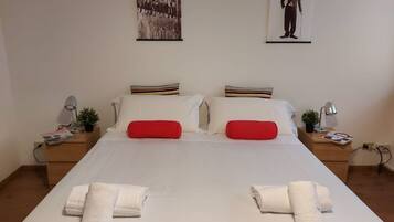 Tabla de planchar con plancha, wifi y ropa de cama