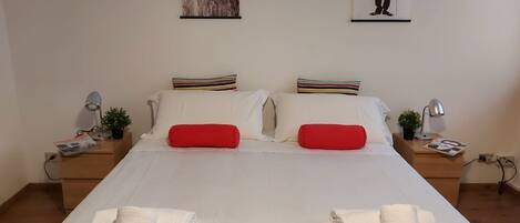 Iron/ironing board, WiFi, bed sheets