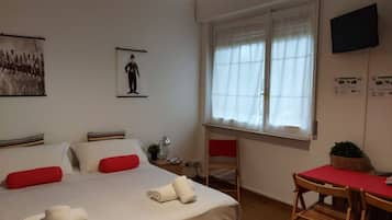 Tabla de planchar con plancha, wifi y ropa de cama