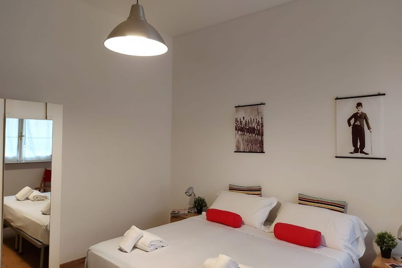 Tabla de planchar con plancha, wifi y ropa de cama 