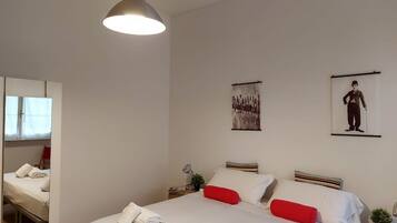 Tabla de planchar con plancha, wifi y ropa de cama