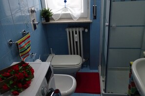 Dusj, hårføner, bidé og håndklær