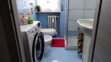 Ducha, secador de pelo, bidet, toallas