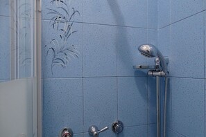 Dusche, Haartrockner, Bidet, Handtücher