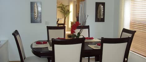 Villa, 5 Bedrooms, Private Pool, Garden View | Dining room