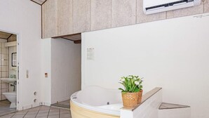 Een badkamer met een bad, een wit wastafel en een wit toilet.