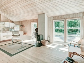 4 bedrooms, cribs/infant beds