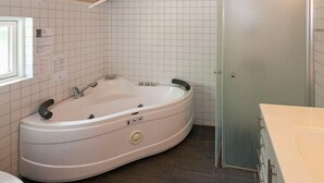 Bathroom - Comfortable Holiday Home in Hadsund Near Sea (Hadsund)