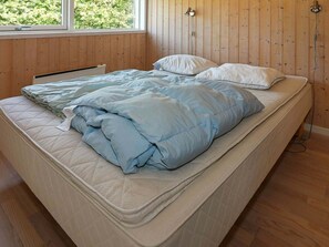 3 bedrooms, cribs/infant beds