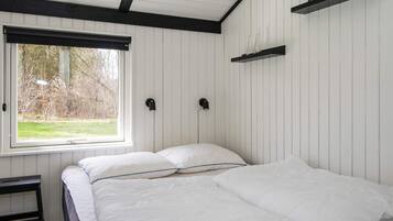 3 bedrooms, cribs/infant beds