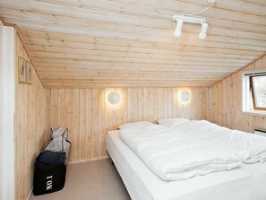 3 bedrooms, cribs/infant beds